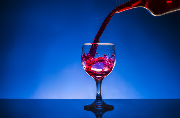 Splash ποτήρι κόκκινο κρασί - Φωτογραφία, εικόνα