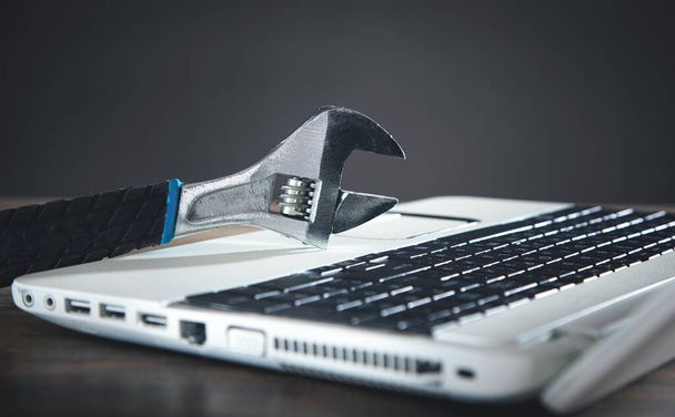 Wrench on the computer keyboard. IT Service. Support - Foto, Imagem