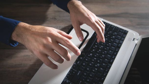мужские руки, печатающие на клавиатуре компьютера. - Фото, изображение