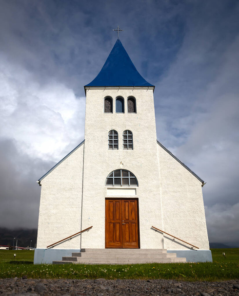 Pequeña iglesia con cielo tormentoso en Islandia - Foto, imagen