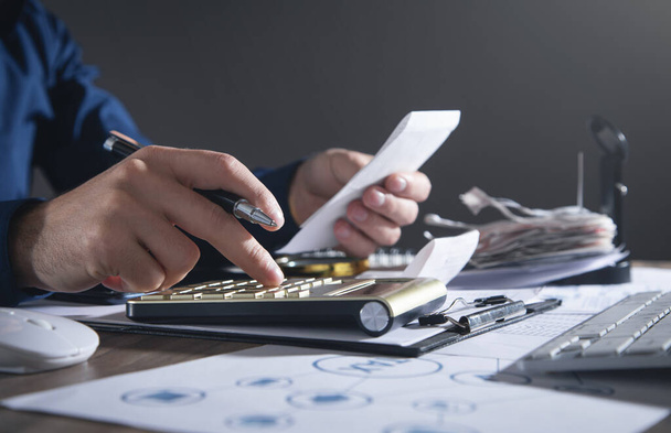Podnikatel používá kalkulačku a drží bankovky. Obchod - Fotografie, Obrázek