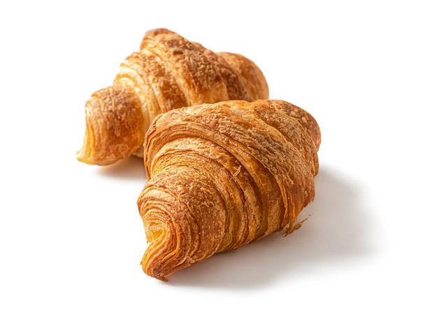 Frische Croissants aus einer französischen Bäckerei, aus Blätterteig, isoliert auf weißem Hintergrund - Foto, Bild