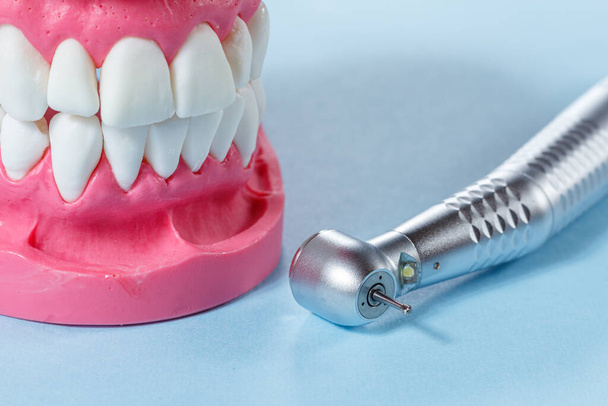 zahnärztliche Instrumente zur Zahnpflege auf blauem Hintergrund - Foto, Bild