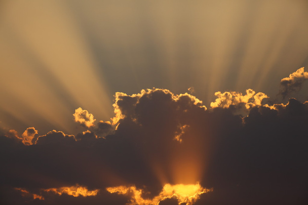 夕焼け雲の切れ間から太陽光線 - 写真・画像