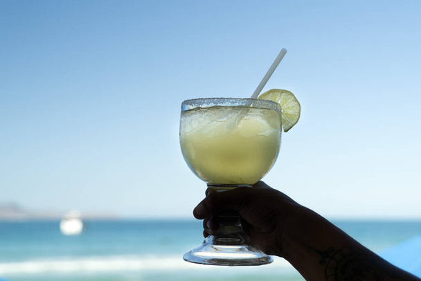 tequila zonsopgang glas in een strand bar in baja california sur - Foto, afbeelding