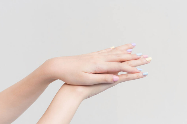 Belle main féminine, main féminine appliquant lotion ou crème pour les mains aux soins des mains dans le concept de spa et de manucure. - Photo, image