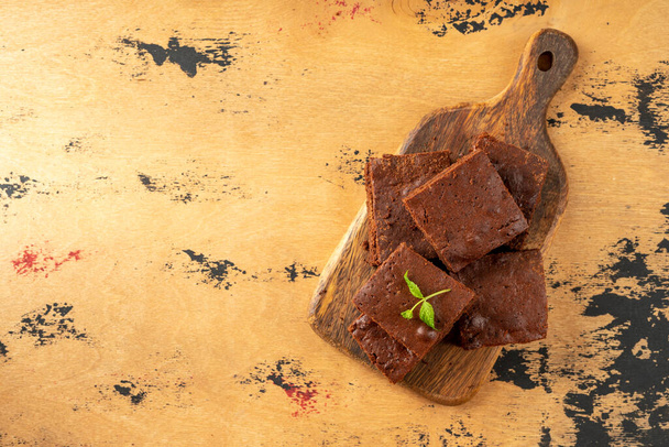 Σοκολάτα φέτες μπράουνι σε ένα λευκό πιάτο στο σκούρο φόντο. Σπιτικά ξανθά μπαρ παραδοσιακά αμερικανικά επιδόρπιο closeup - Φωτογραφία, εικόνα