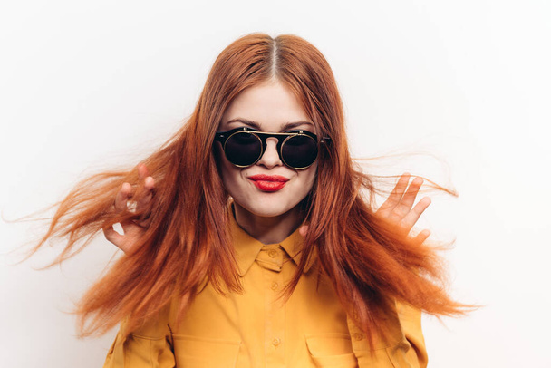 fashionable woman wearing sunglasses red lips charm - Foto, immagini