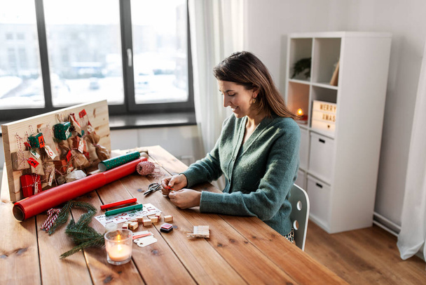 Frau bastelt Adventskalender zu Weihnachten zu Hause - Foto, Bild