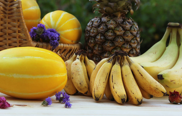 Frutas y Verduras Frescas en Venta en Farmers Market Bananas y Plátanos en Miniatura y Piña - Foto, imagen