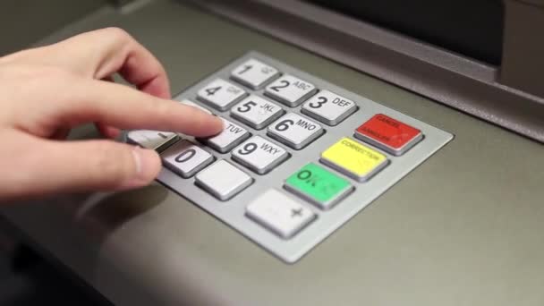 za pomocą klawiatury w bankomat - Materiał filmowy, wideo