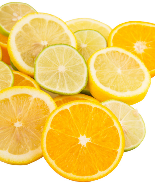 πορτοκαλιές, λεμονιές και ασβέστη φέτες στρώμα πάνω από το λευκό φόντο - Φωτογραφία, εικόνα
