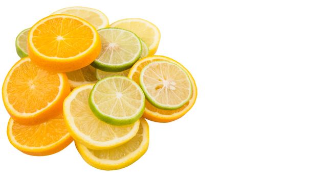 lime-, citrom- és narancs réteg szelet fehér háttérhez képest - Fotó, kép