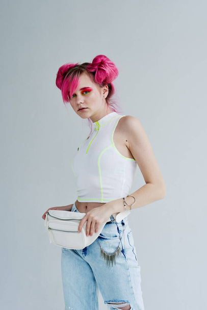 mujer hipster con pelo rosa estilo de vida creativo diseño divertido - Foto, imagen
