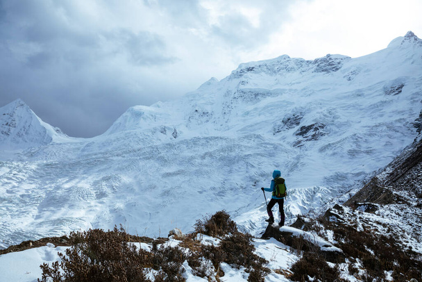 Woman hiker hiking  in winter mountains - Fotografie, Obrázek