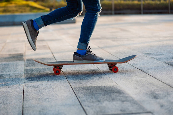 Skateboarder skateboarding outdoors in city - Foto, imagen