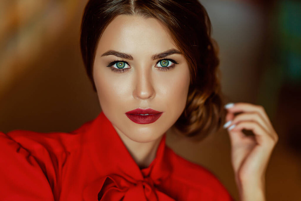 portré egy fiatal európai nőről piros ajkakkal és világos ruhákkal - Fotó, kép