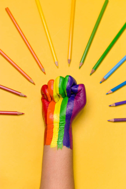 Foto de un puño levantado coloreado con el color del arco iris para la comunidad lgbtq. - Foto, imagen