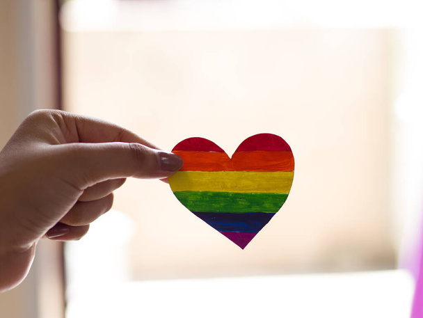 Szivárvány színű szív kéznél az lgbtq közösség számára. - Fotó, kép
