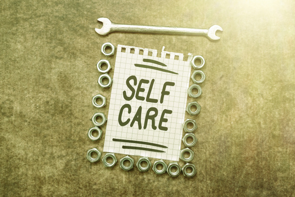 Szöveg megjelenítése Self Care. Fogalmi fotó a gyakorlat, hogy tegyen lépéseket, hogy javítsa az egyik s a saját egészség Új ötletek Brainstoming Karbantartás tervezés Kreatív gondolkodás - Fotó, kép