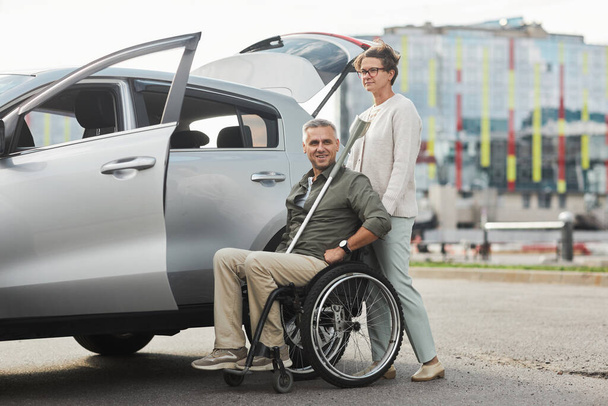 Свадебная пара с человеком в инвалидной коляске на машине - Фото, изображение
