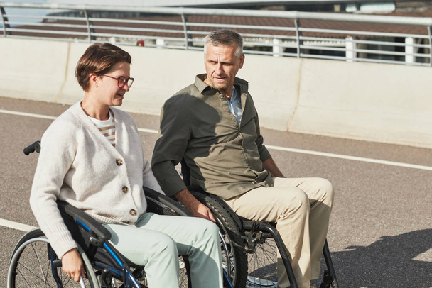 Доросла пара в інвалідних візках
 - Фото, зображення