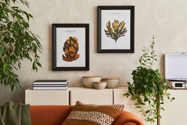 Composición interior creativa de la sala de estar con marcos de póster simulados, sofá diseñado, cómoda beige, plantas y accesorios personales. Plantilla. - Foto, Imagen