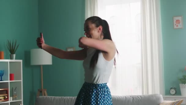 Fiatal nő streaming videó segítségével Smartphone - Felvétel, videó
