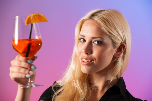 Beautiful young woman drinking aperol spritz - Foto, Imagen