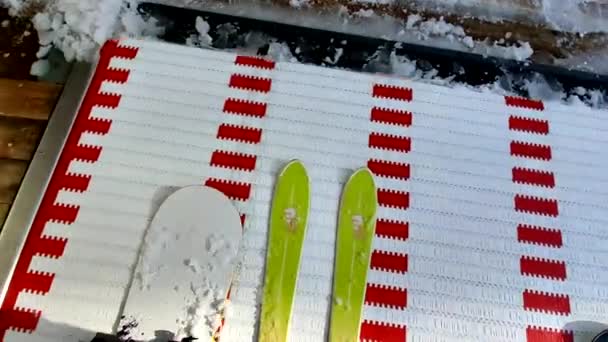 チェアリフトスキー場のスキーヤー - 映像、動画