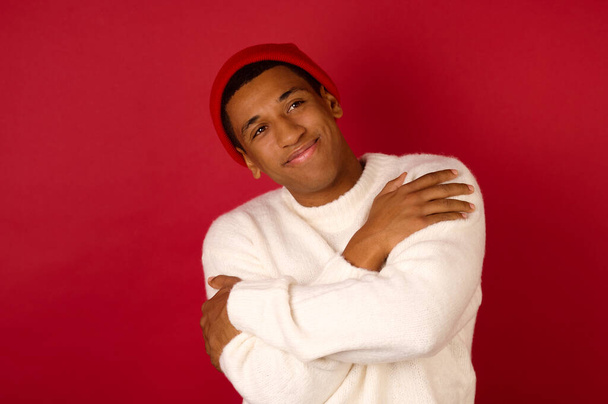 Темношкірий молодий чоловік у капелюсі Санта
 - Фото, зображення