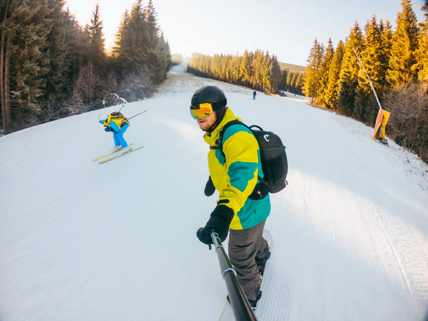 uomo prendendo selfie equitazione su snowboard copia spazio - Foto, immagini