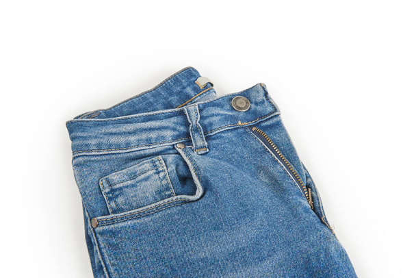 Блакитна кнопка джинсів ізольована на білому тлі, складена, модна, стильна, модна джинсова
. - Фото, зображення