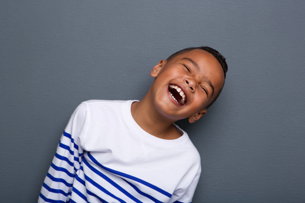 bliska portret chłopca szczęśliwy uśmiechający się  - Zdjęcie, obraz