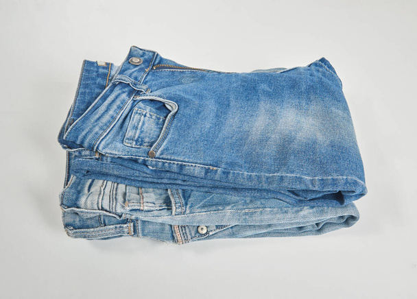 Modré džíny izolované na bílém pozadí, složené, trendy, stylové, módní džíny. - Fotografie, Obrázek