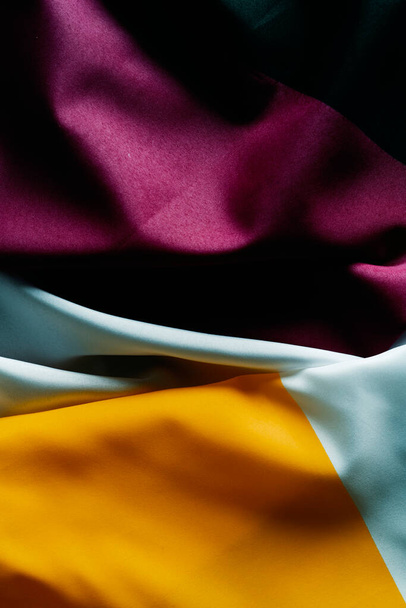 крупним планом драпірований небінарний прапор гордості
 - Фото, зображення