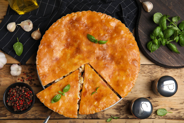 Delicious meat pie served on wooden table, flat lay - Foto, Imagen