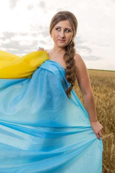 woman with a Ukrainian flag - Foto, Bild