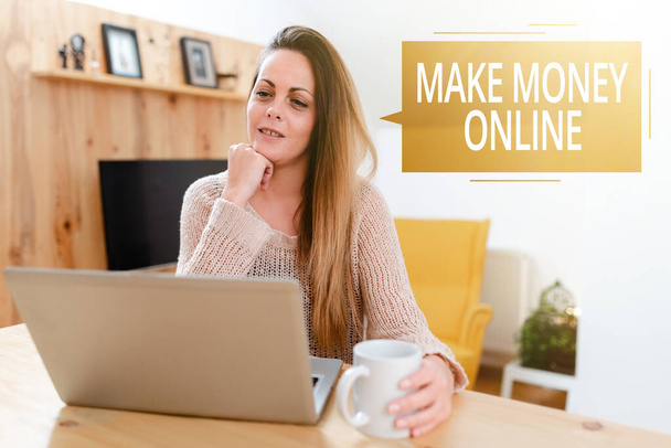 Teksti osoittaa inspiraatiota Make Money Online. Sana Kirjoitettu tehdä voittoa internetin avulla, kuten freelancerina tai markkinointi selaaminen ja jutteleminen sosiaalisessa mediassa, etsiminen ja katselu videot - Valokuva, kuva