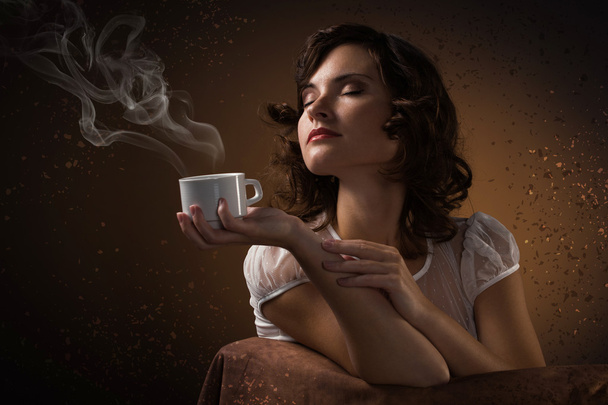 Bruna donna bere caffè
 - Foto, immagini