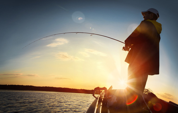 человек, рыбалка на закате - Фото, изображение