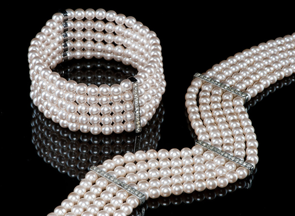 A pearl bracelet and a necklace - Φωτογραφία, εικόνα
