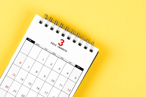Close up March 2022 desk calendar on yellow background. - Foto, Imagem