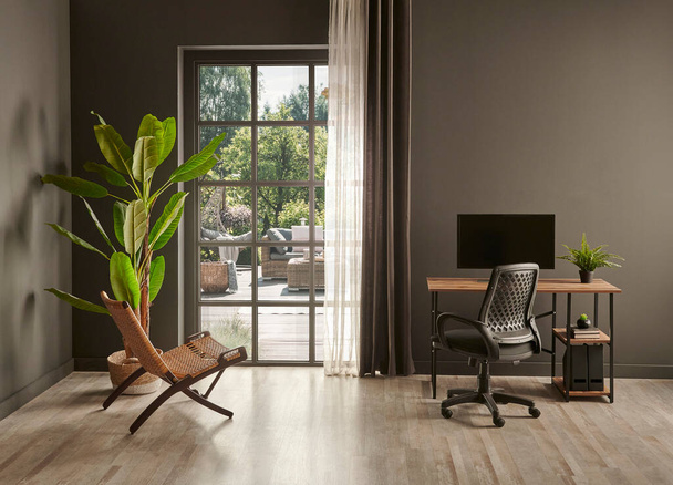 Escritório de sala de estar cinza, monitor, vaso de cadeira de planta verde na frente da janela vista jardim. - Foto, Imagem
