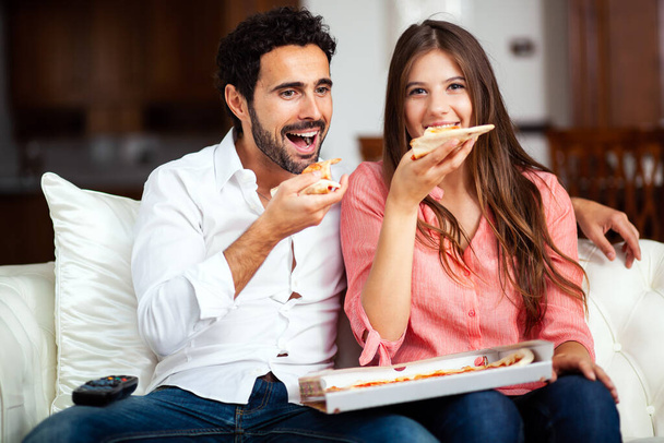 Couple eating pizza and watching TV - Zdjęcie, obraz