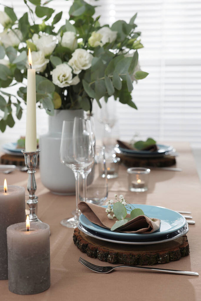 Juhlapöydän kattaminen kauniilla astioilla ja sisustuksella sisätiloissa - Valokuva, kuva