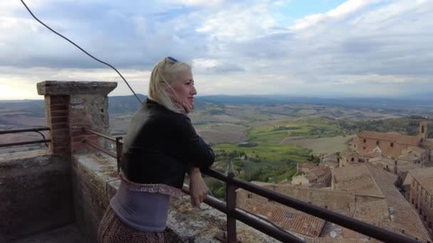 antena na winnicach Montepulciano - Materiał filmowy, wideo