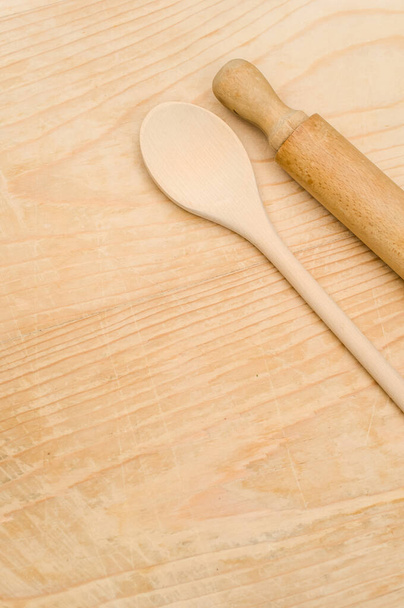 vista dall'alto di utensili da cucina in legno su uno sfondo di legno con spazio copia - Foto, immagini