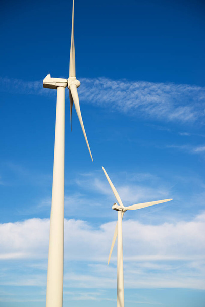 turbine eoliche per la produzione di energia elettrica, provincia di Huesca, Aragona in Spagna. - Foto, immagini