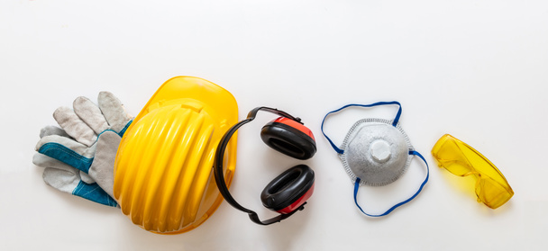 Schutzausrüstung Helmhandschuhe und Ohrenschützer. Arbeitskleidung Schutz isoliert auf weißem Hintergrund, Persönliche Schutzausrüstung, Draufsicht - Foto, Bild